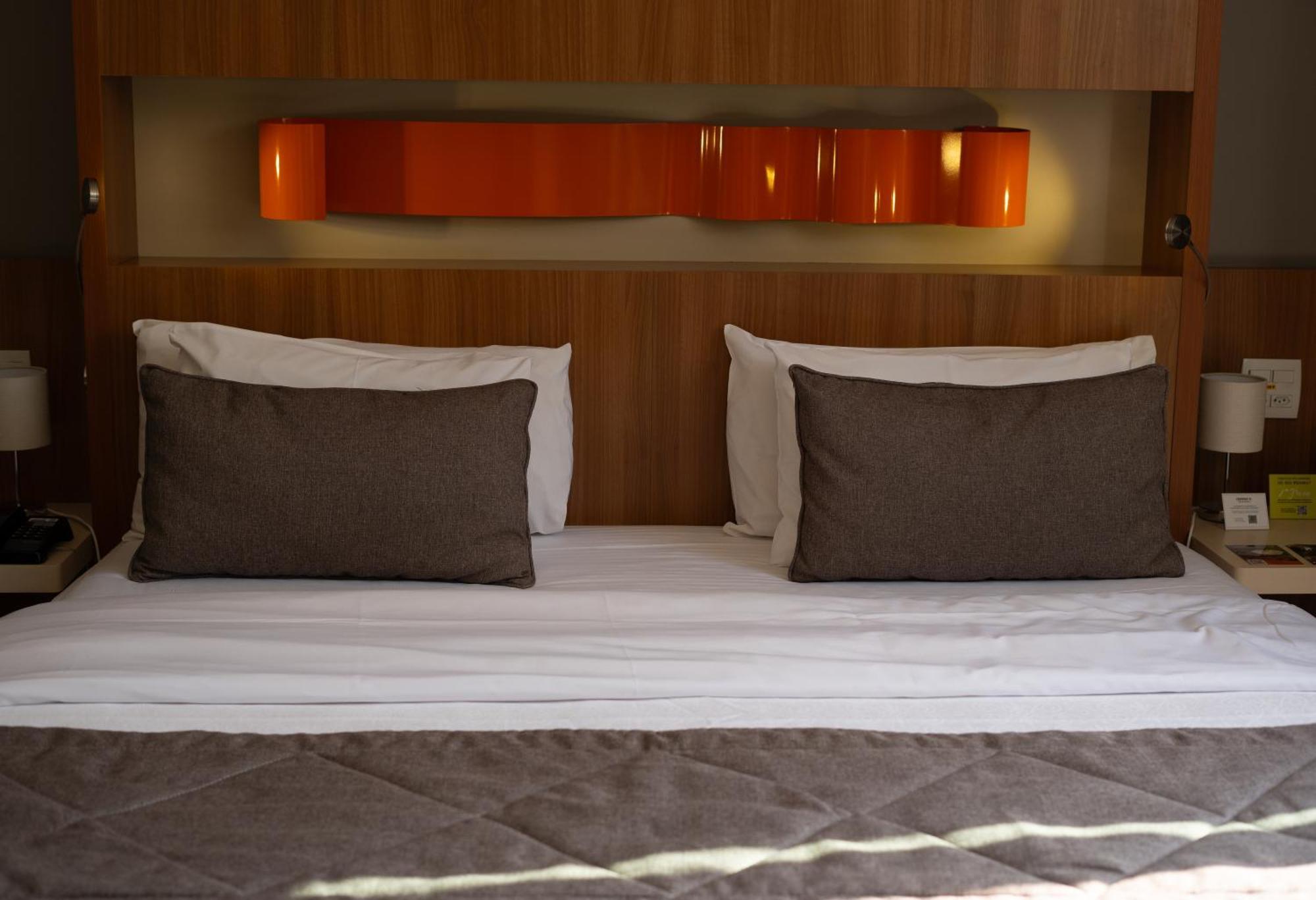 Jade Hotel Brasilia Candangolandia Εξωτερικό φωτογραφία A bed with two cushions