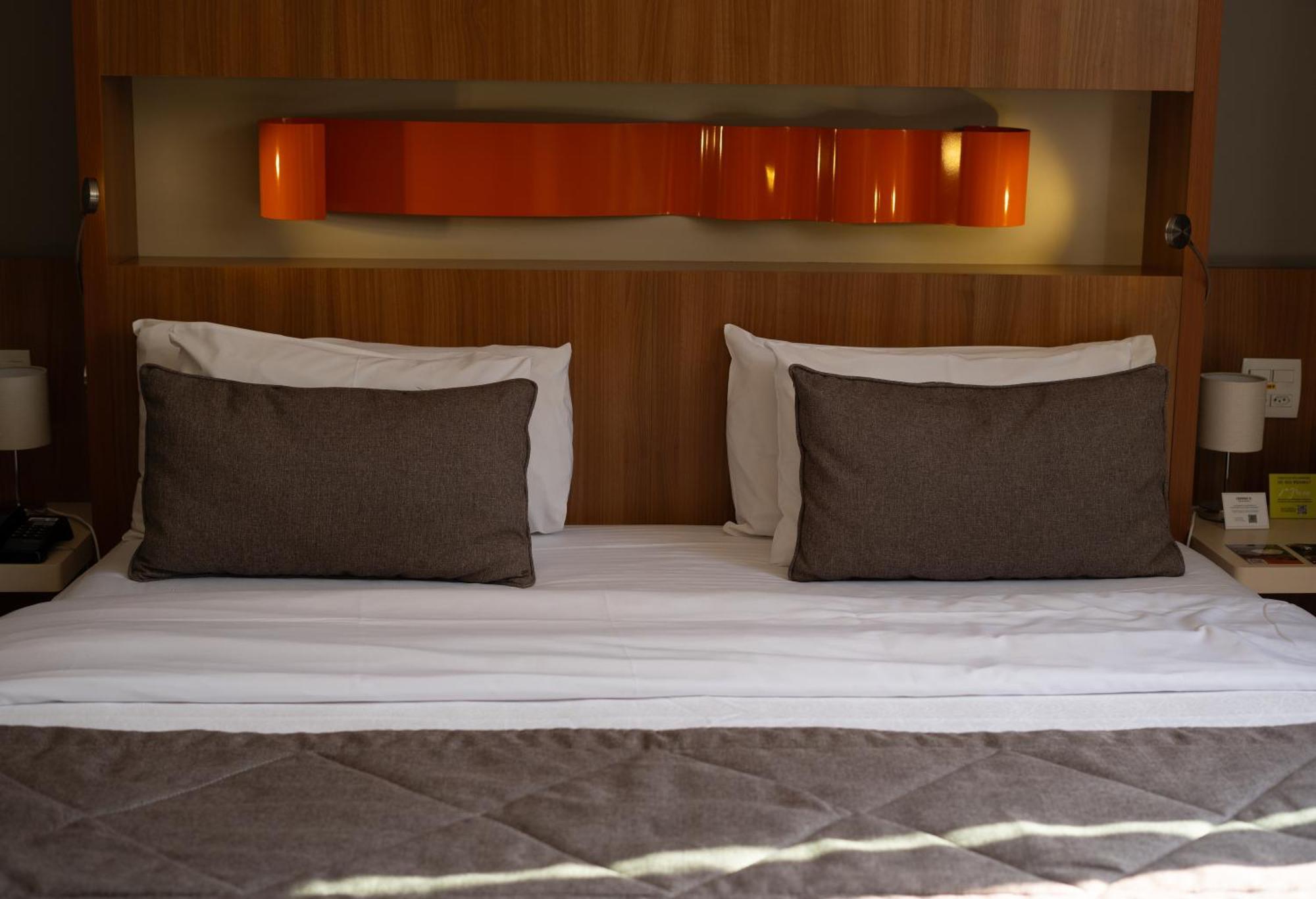 Jade Hotel Μπραζίλια Εξωτερικό φωτογραφία A bed with two cushions