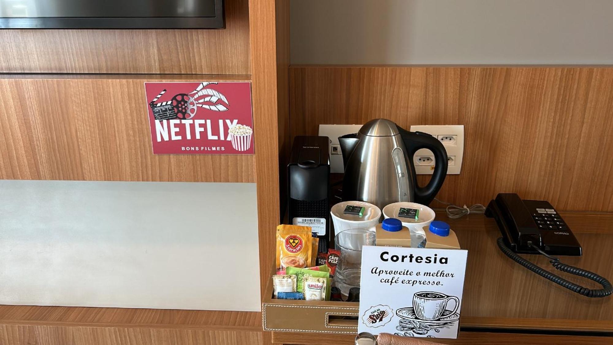 Jade Hotel Μπραζίλια Εξωτερικό φωτογραφία A Netflix sticker in a hotel room