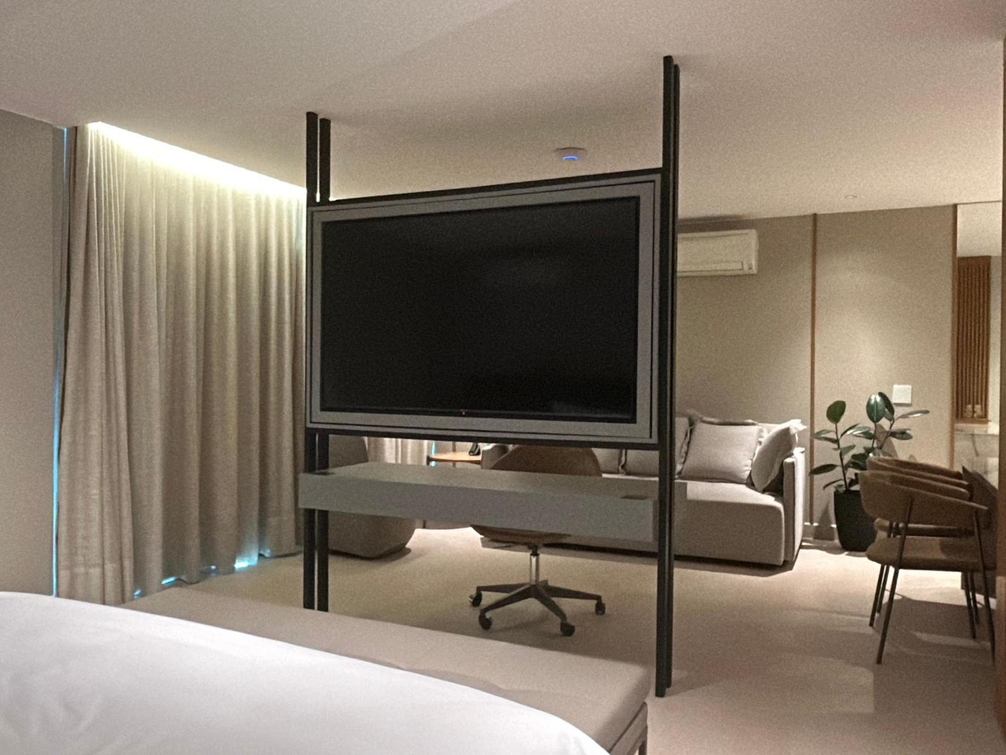 Jade Hotel Μπραζίλια Εξωτερικό φωτογραφία A television in a hotel room